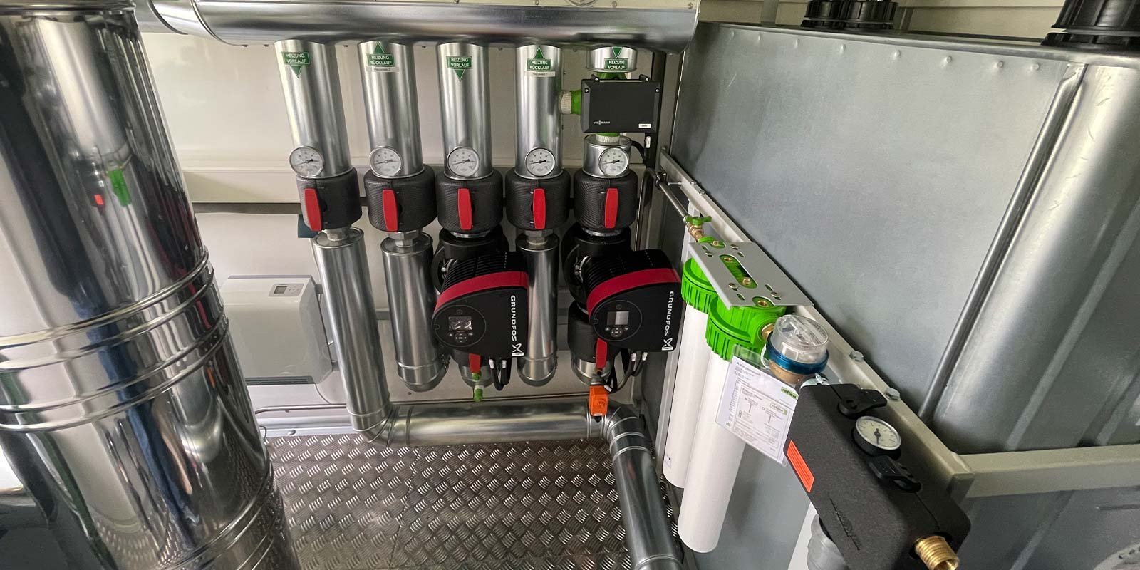 Die Installation zeigt glänzende Rohre und Pumpen, die präzise Druckwerte anzeigen und für optimale Leistung ausgelegt sind.