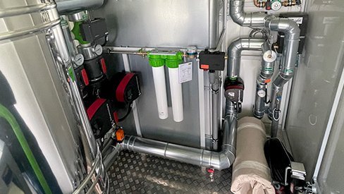 Komplexe Rohrleitungen und Geräte in einem engen Raum, die für die Wasseraufbereitung oder -verteilung verwendet werden.