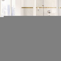 Ein saniertes Badezimmer mit Goldakzenten